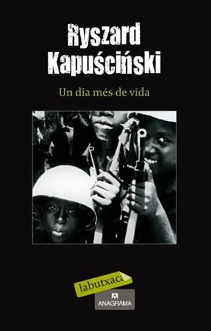 Un dia més a la vida | 9788499301280 | Kapuscinski, Ryszard | Llibres.cat | Llibreria online en català | La Impossible Llibreters Barcelona